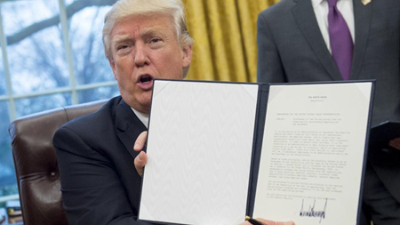 Ông Trump giơ sắc lệnh rút khỏi TPP tại Nhà Trắng.